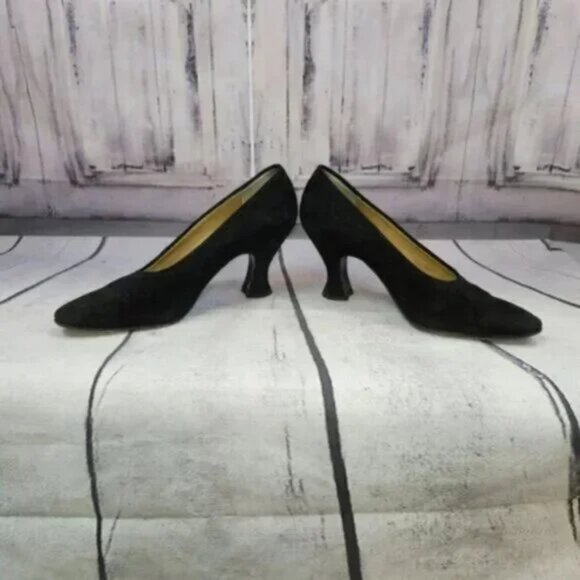 Yves Saint Laurent Suede Pumps - Picture 7 of 7